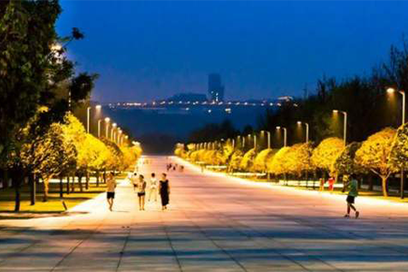 基于边缘计算网关4G/5G传输技术的公园智慧路灯可实现对路灯的远程智能管理，还可承载各种功能：智慧照明、环境监测、视频监控、公众广播、LED信息发布等