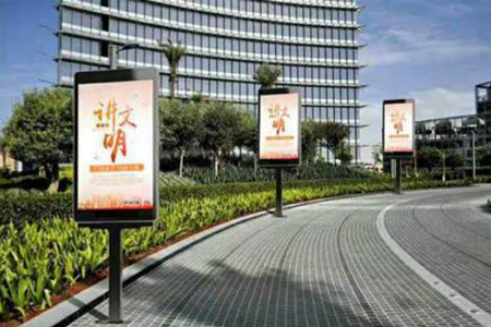 LED信息发布屏是智慧灯杆的一个重要组成部分，集数据化、网络化、信息化的新一代媒体设备，为整个智慧路灯项目承载了内容传播、碎片化应用和智能管理渠道的重任。