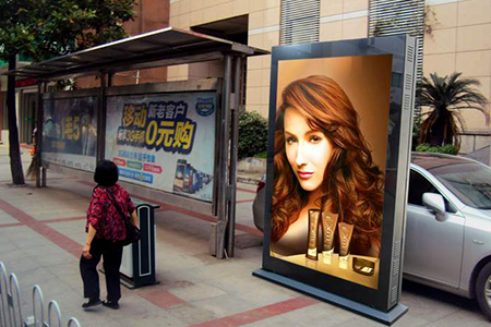 k8凯发千兆网关BMG700，支持5G/4G/3G网络，广接入、强运算、低时延，应用于各类数据采集、远程管控、数据分析等场景，在5G通信网络的加持下，实时传输大体积数据，如3D炫酷视频、高质量音乐等，契合户外广告机各个场景联网需求，利用5G/4G网关可以根据场景人群精准的投放广告。