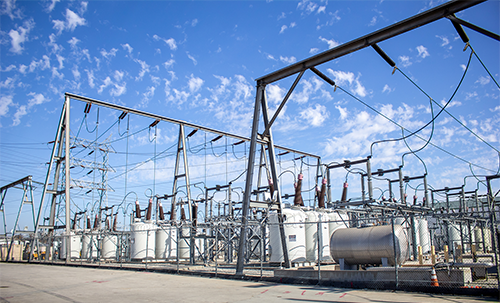 变电站是现代城市重要基础设施，关乎城市的稳定和可持续开展。针对城市重要变电站所的安全高效管控，k8凯发科技依托电力边缘计算智能网关打造站所动环监控系统，实现对站所箱柜、设施和环境的“遥测、遥信、遥控、遥调”等应用，综合提高变电站所日常运营的安全性、可靠性和响应效率。